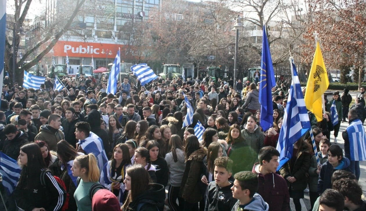 Οι Μακεδόνες «σφυροκοπούν» τον Τσίπρα: Υπό «πολιορκία» τα γραφεία ΣΥΡΙΖΑίων – Καταλήψεις σε 55 σχολεία – Στη «μάχη» & οι αγρότες